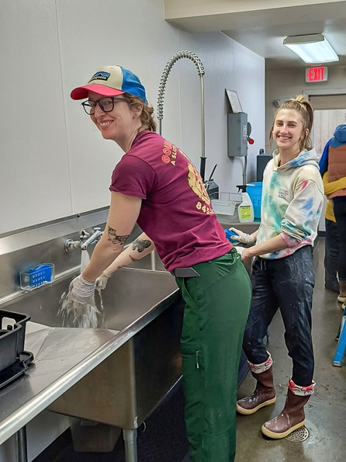 Two Michigan Law alumni volunteering in a kitchen.