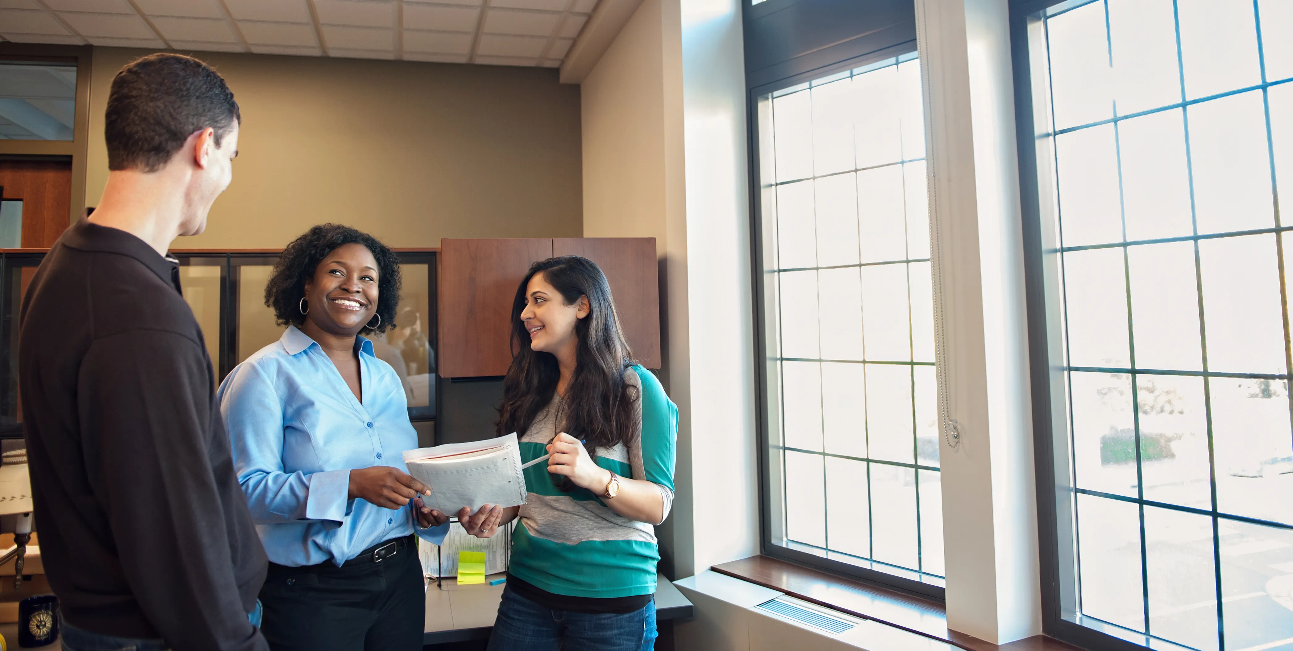 Dana Thompson works with students in the Entrepreneurship Clinic