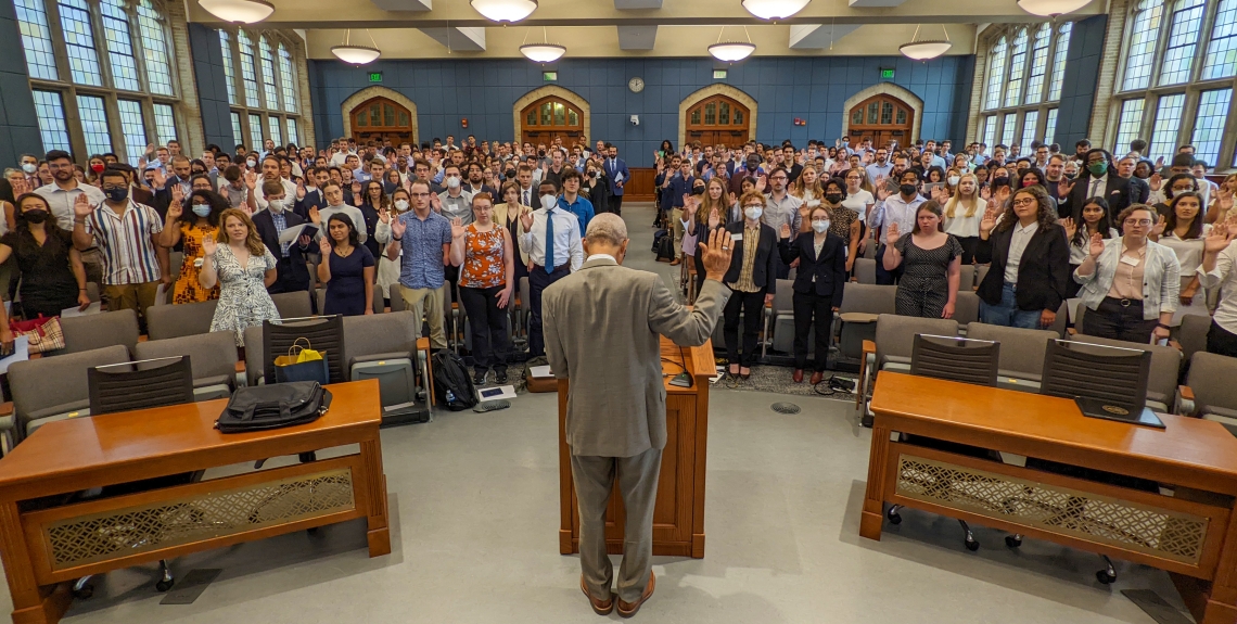Class of 2025 students taking commitment to integrity oath